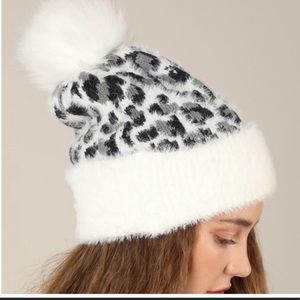 BOUTIQUE- IVORY LEOPARD FAUX FUR POM BEANIE
